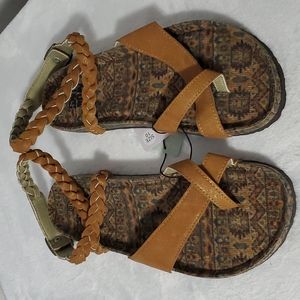 NWT Muk Luks Shinny brown gold Ankle Stap sandals Size 10